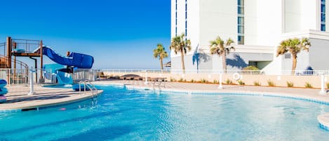 Inomhuspool och utomhuspool