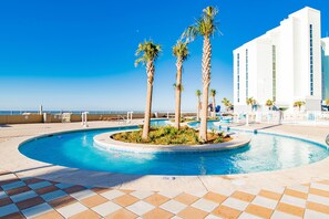 Una piscina cubierta, una piscina al aire libre