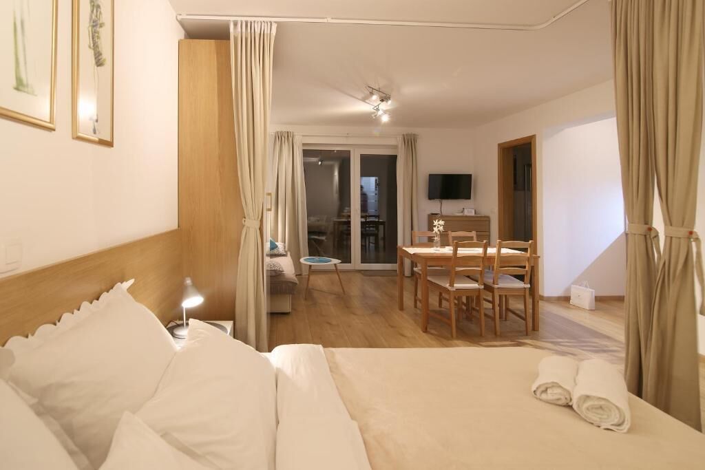 Comfort-lejlighed - eget badeværelse - udsigt til have (Apartma ) | 1 soveværelse