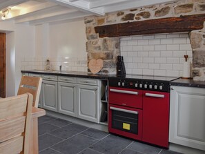 Højstol, køkkentøj/tallerkener/redskaber