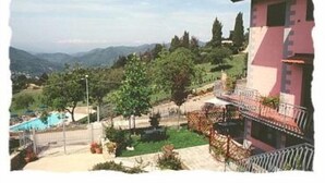 A building with a pool and a view of mountains. - Apartment/ flat - Sermezzana (Minucciano)