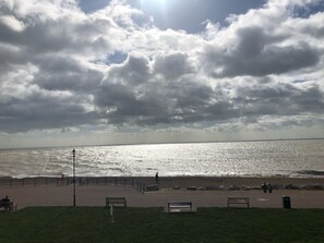 Sur la plage, chaise longue