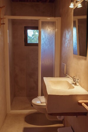 Serviettes fournies, savon, papier toilette
