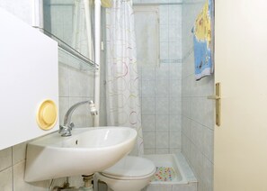 A bathroom with a sink, toilet, and shower. - A - Large apt With big Terrace, Next to the Beach (Trogir)