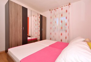 2 عدّة غرف نوم ومكواة/لوح كي وواي فاي مجانًا وملاءات أسرّة