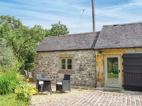 Outdoor dining. The Old Damson Tree Barn
