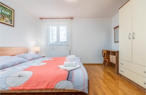 A bedroom with a bed, a desk, and a wardrobe. - Apartment Villa Nera (Pula)