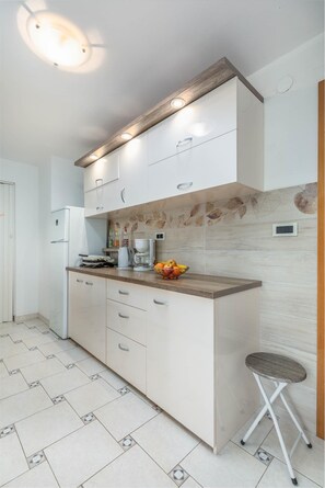 Apartment, 3 Bedrooms, Balcony | Private kitchen | Fridge, microwave, oven, stovetop