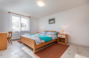 3 habitaciones, escritorio, tabla de planchar con plancha y wifi gratis 