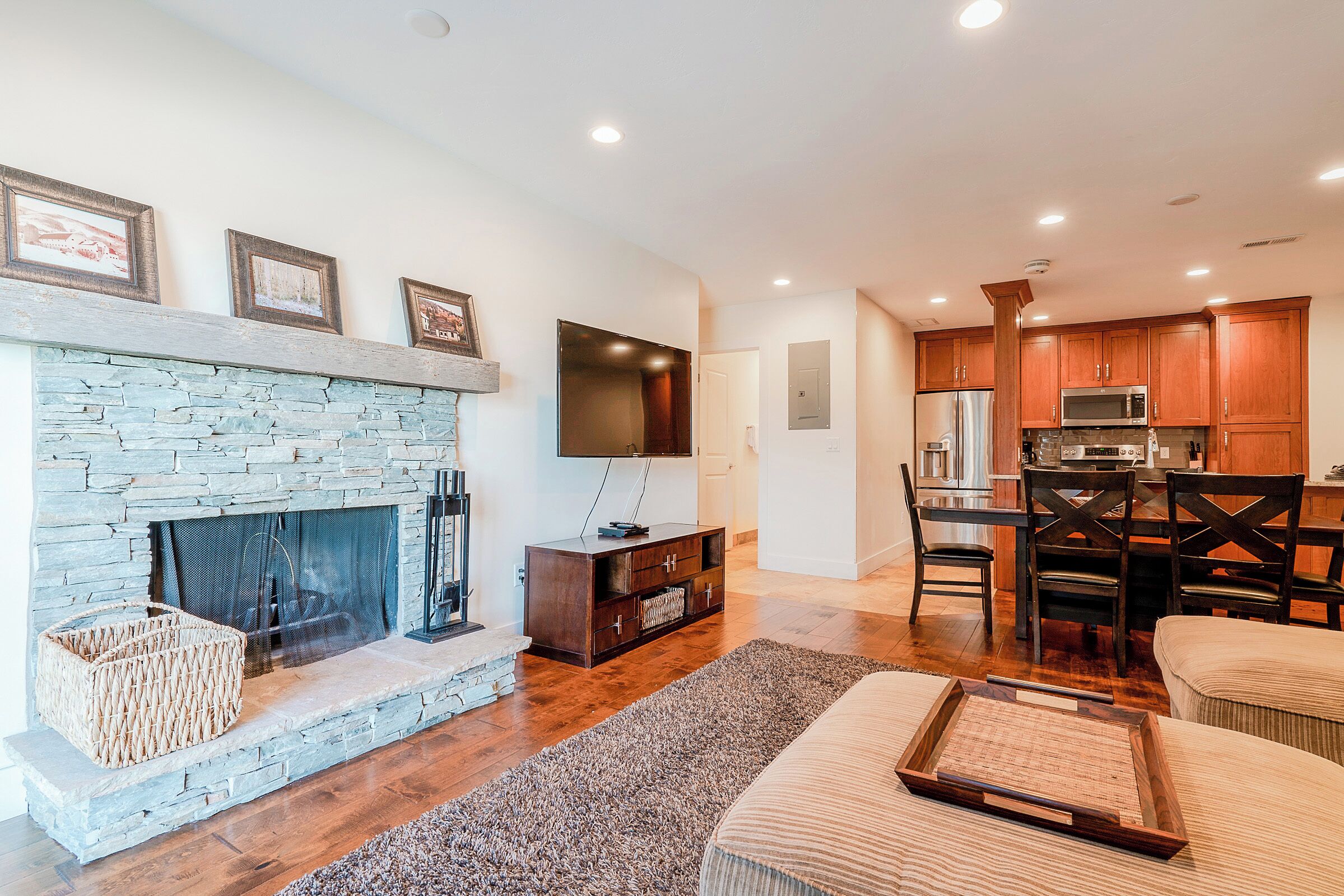 スマートテレビ、暖炉、DVD プレーヤー