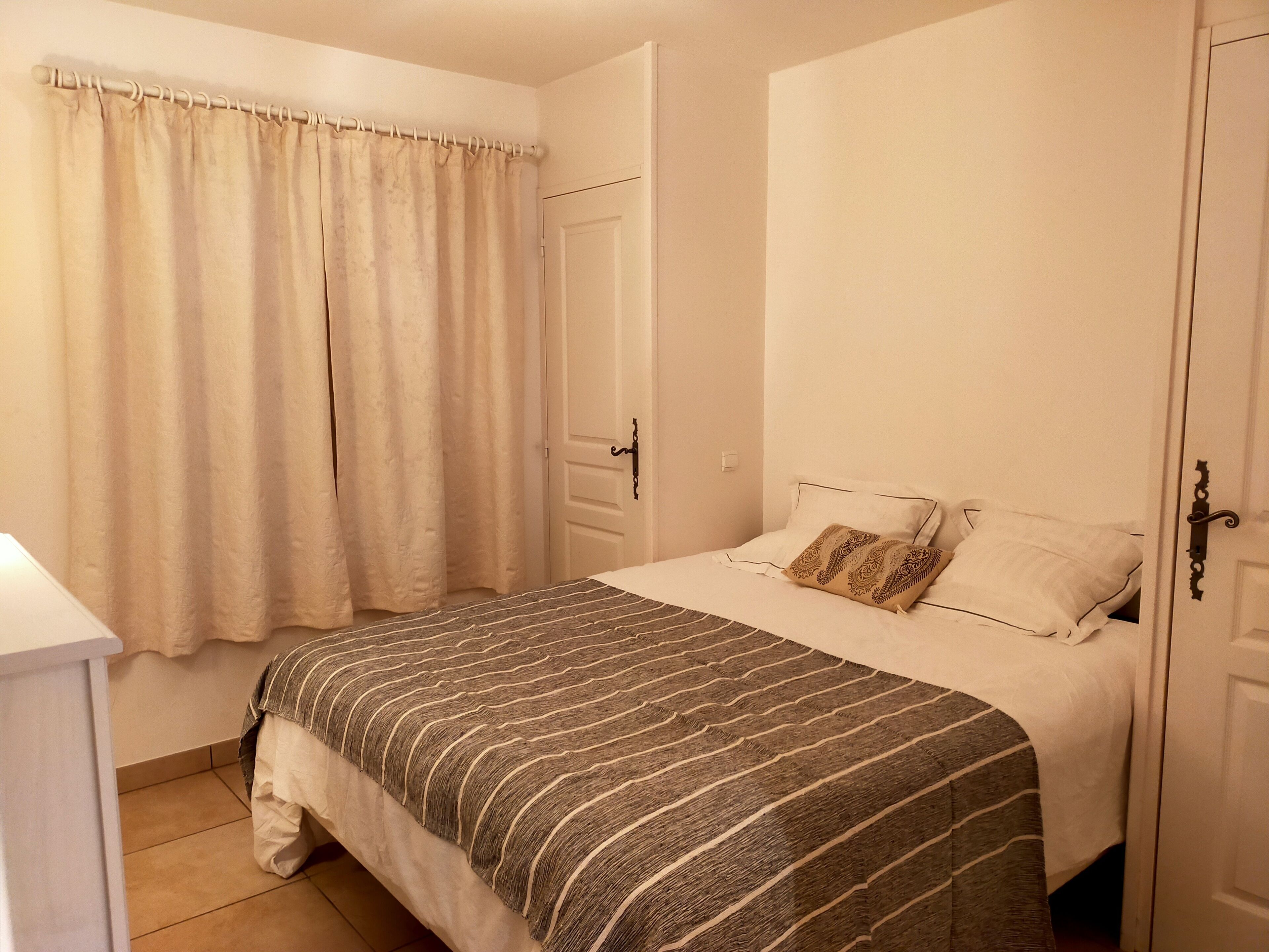 2 chambres, fer et planche à repasser, lit parapluie, Wi-Fi gratuit