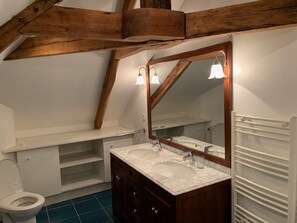 Badewanne, Haartrockner, Handtücher