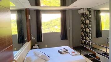 Quarto casal premium | Espaço de trabalho para notebook, cortinas blackout, Wi-Fi de cortesia