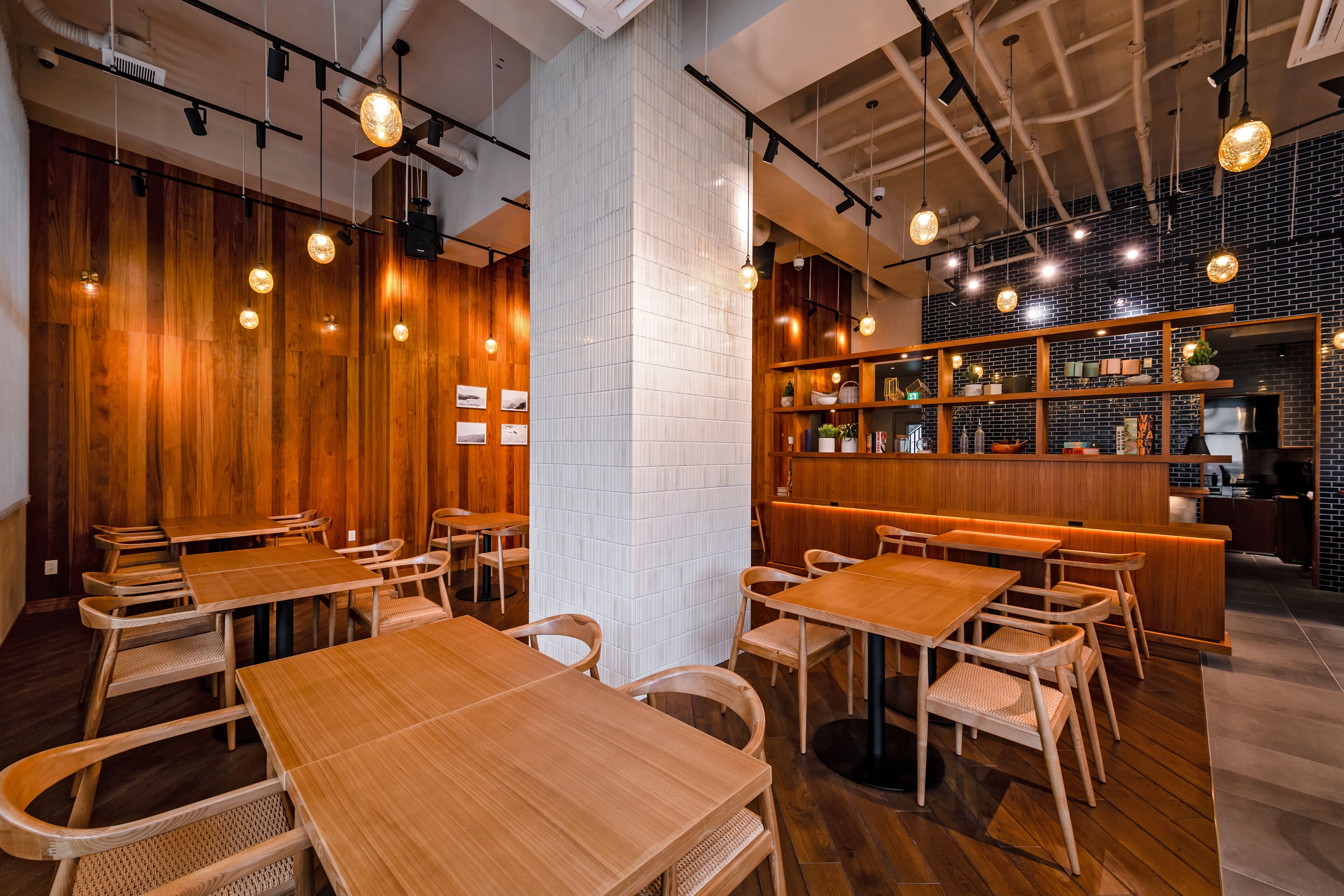 breakfast, lunch, brunch served; hawaiian cuisine