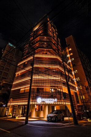 Fachada de la propiedad por la tarde o noche