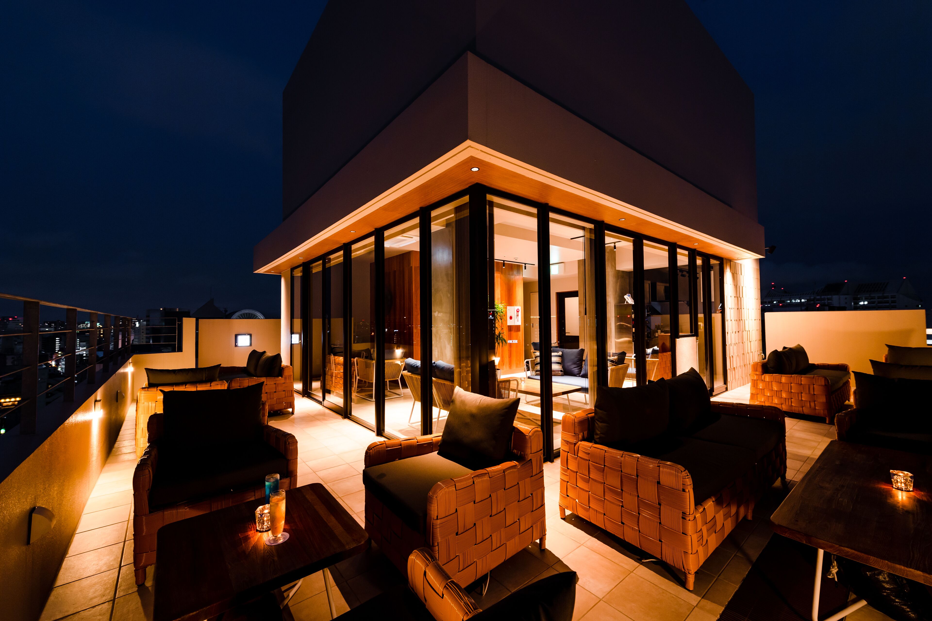 cocktail bar, ocean views, open daily