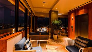 Cocktail bar, ocean views, open daily