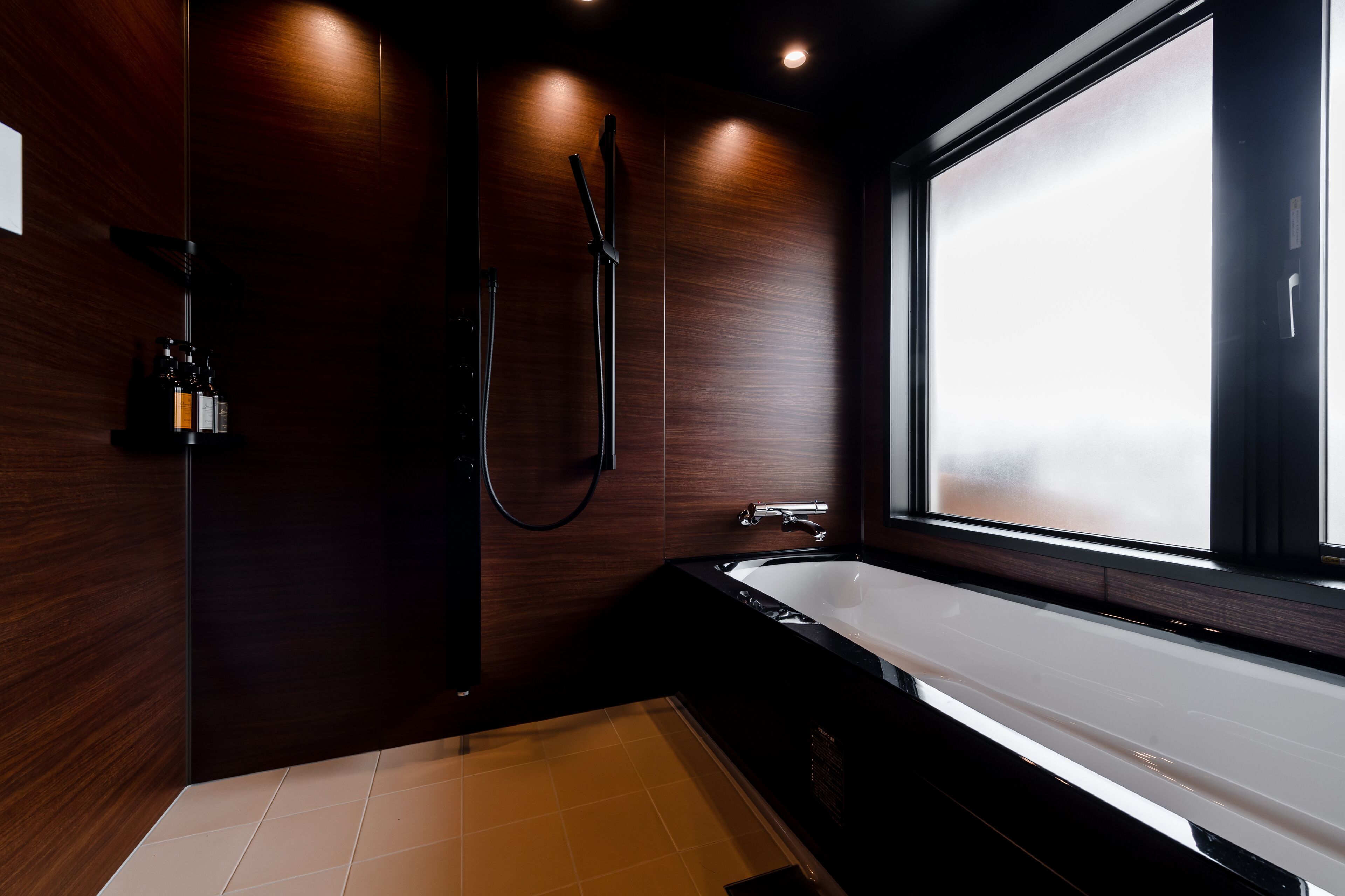 Un baño moderno con una bañera grande, ducha y ventana que proporciona luz natural.