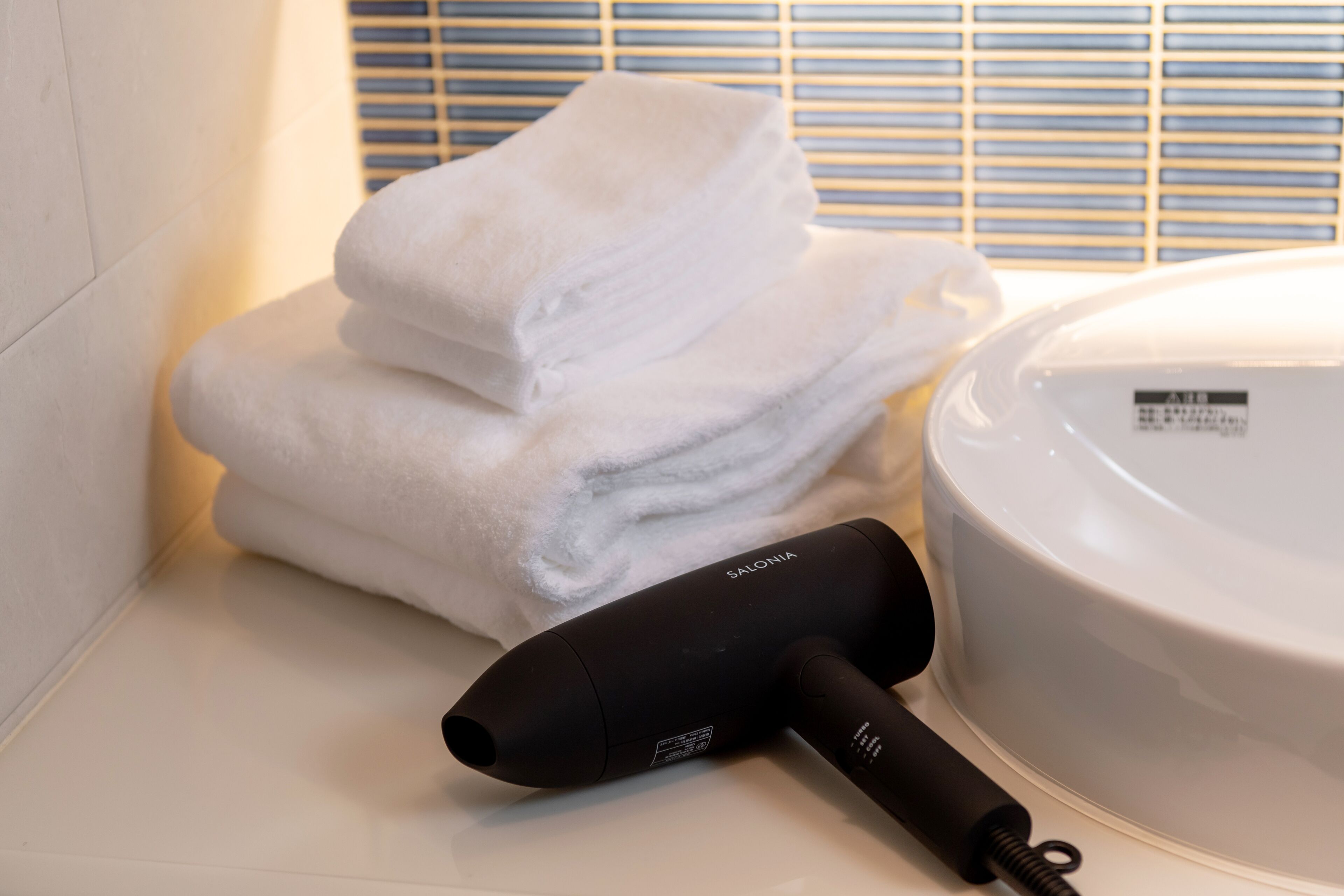 combined shower/bathtub, deep-soaking bathtub, free toiletries