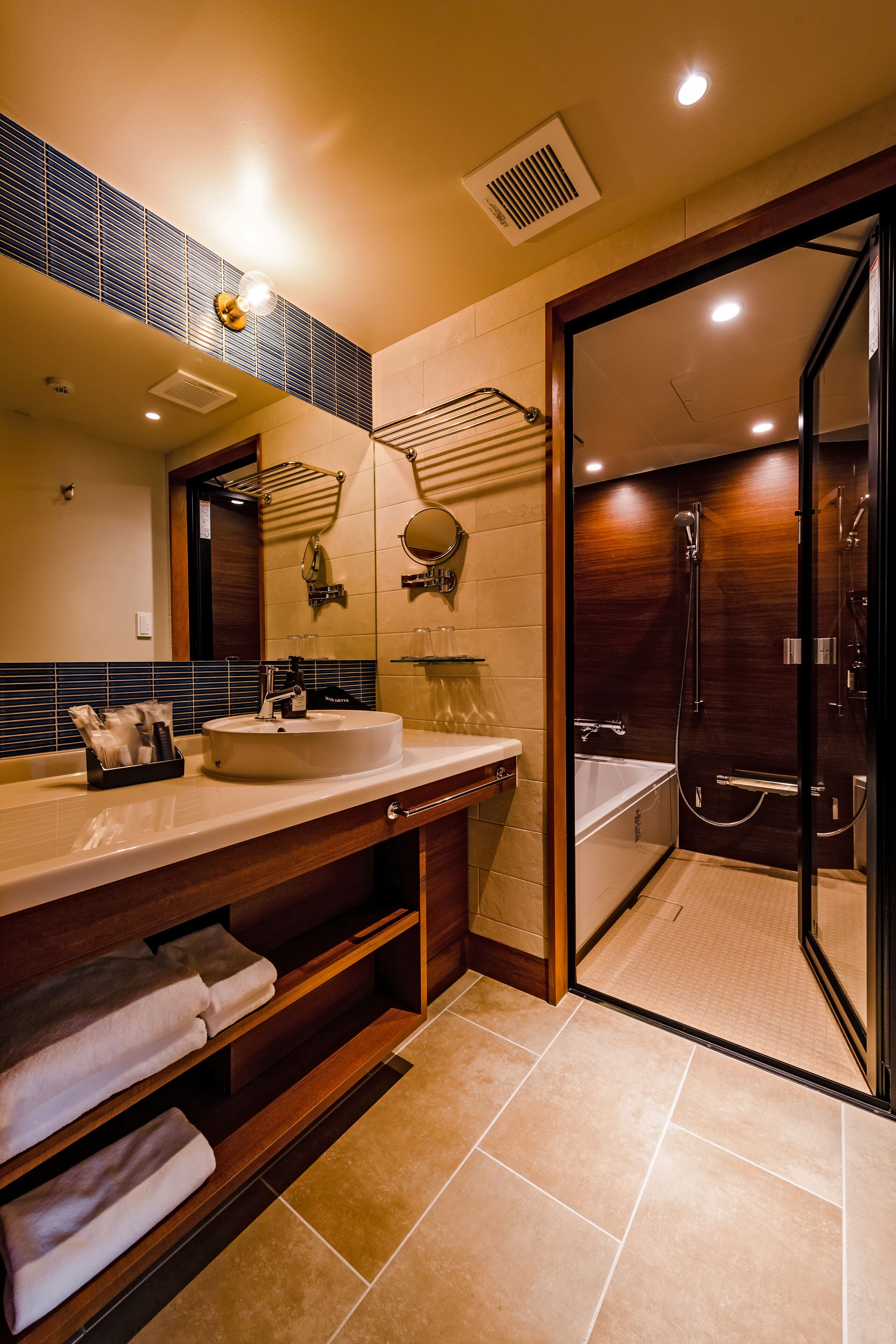 deluxe king room, non smoking | bathroom sink