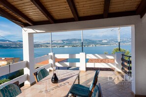 A terrace with a table, chairs, and a view of the sea and mountains. - A1 Large apt With the big Terrace & Great sea View (Trogir)
