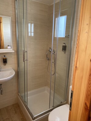 Maison | Salle de bain | Douche, serviettes fournies, savon, shampooing
