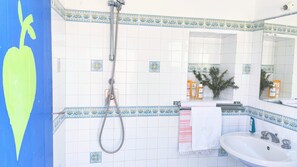Hus | Bad | Dusj, hårføner og håndklær
