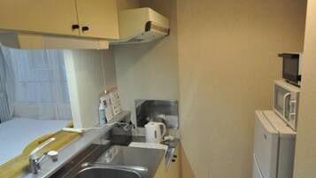 Room, Non Smoking | Private kitchenette | Fridge, microwave, stovetop, cookware/dishes/utensils