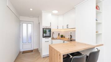 Apartamento | Cozinha privada | Geladeira, fogão, cooktop, lava-louças