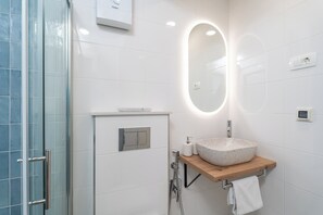 Lägenhet | Badrum | Dusch, gratis toalettartiklar, hårtork och handdukar