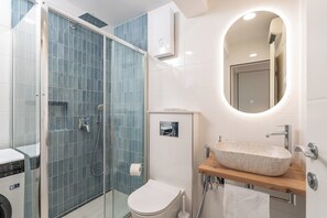 Apartment | Badezimmer | Dusche, kostenlose Toilettenartikel, Haartrockner, Handtücher