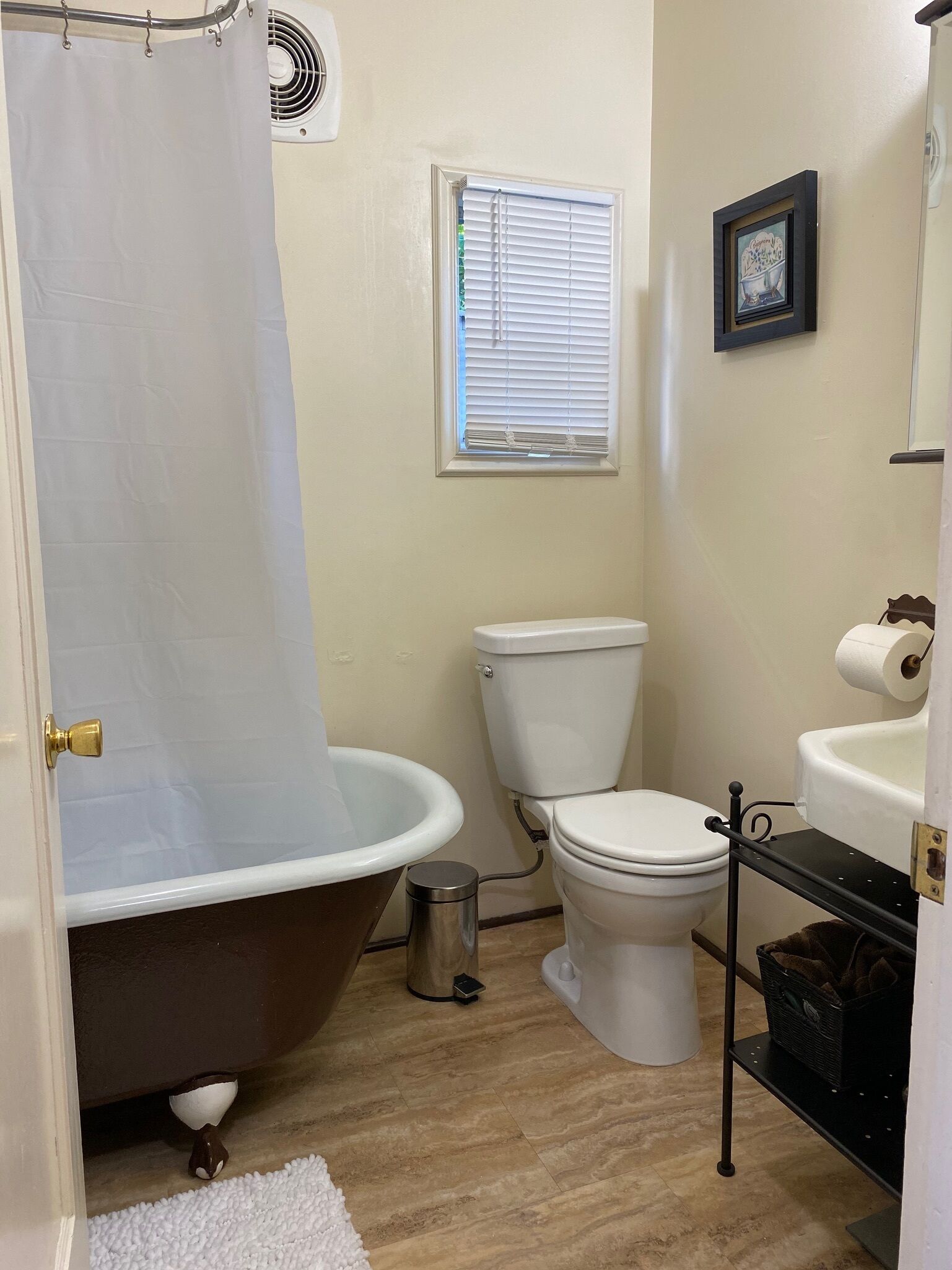 Ein Badezimmer mit Badewanne, Toilette und Waschbecken.