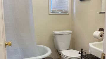 Ein Badezimmer mit Badewanne, Toilette und Waschbecken.
