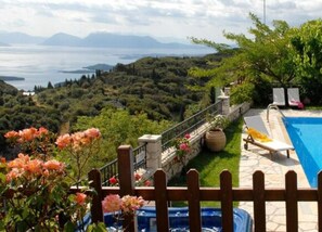 Villa | Garden