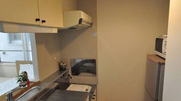Room, Non Smoking | Private kitchen | Fridge, microwave, stovetop, cookware/dishes/utensils