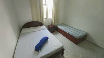 1 dormitorio, tabla de planchar con plancha, wifi gratis y ropa de cama