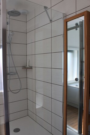 Combined shower/bathtub, jetted bath, hair dryer, soap - Imhotep- recharge your batteries! (Châtel-Guyon)
