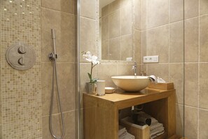 Douche, sèche-cheveux, serviettes fournies, savon
