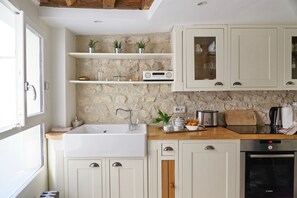 冰箱、微波炉、烤箱、炉灶