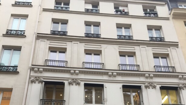 A multi-story building with a storefront at the ground level. - Ecrin Robespierre - Cosy & Romantic apartment with A/C in historical property (Paris)