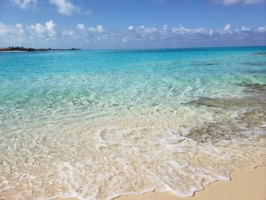 Radio Beach - Steps from Beach Posh Villa Optional Golf Cart (Bimini)