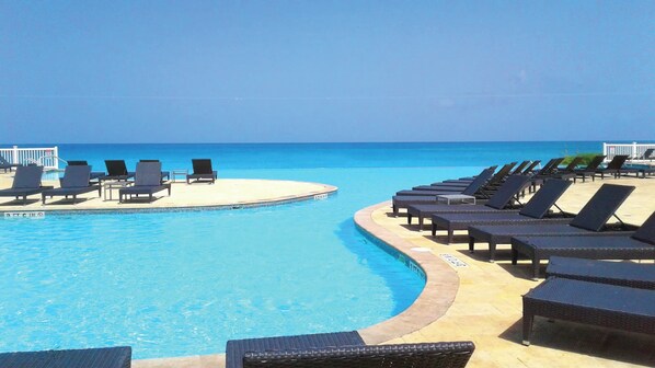 Pool - Steps from Beach Posh Villa Optional Golf Cart (Bimini)