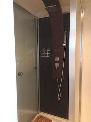 Haartrockner, Handtücher, Seife, Toilettenpapier