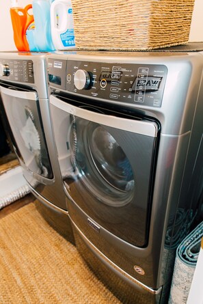 Interior - COZY Seaside Studio - just mins from beach - FREE EV Charging. (Blaine)