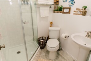 Een douche, een haardroger, handdoeken, zeep