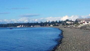 Plage, chaises longues, serviettes de plage