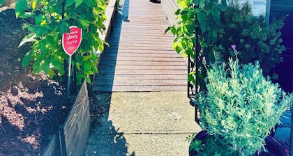 COZY Seaside Studio - just mins from beach - FREE EV Charging.
