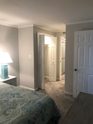 2 bedrooms, desk, WiFi, bed sheets