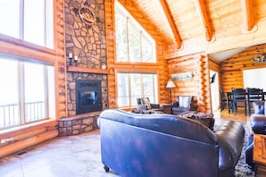 Smart TV y chimenea
