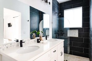 Dusche, Haartrockner, Handtücher, Shampoo